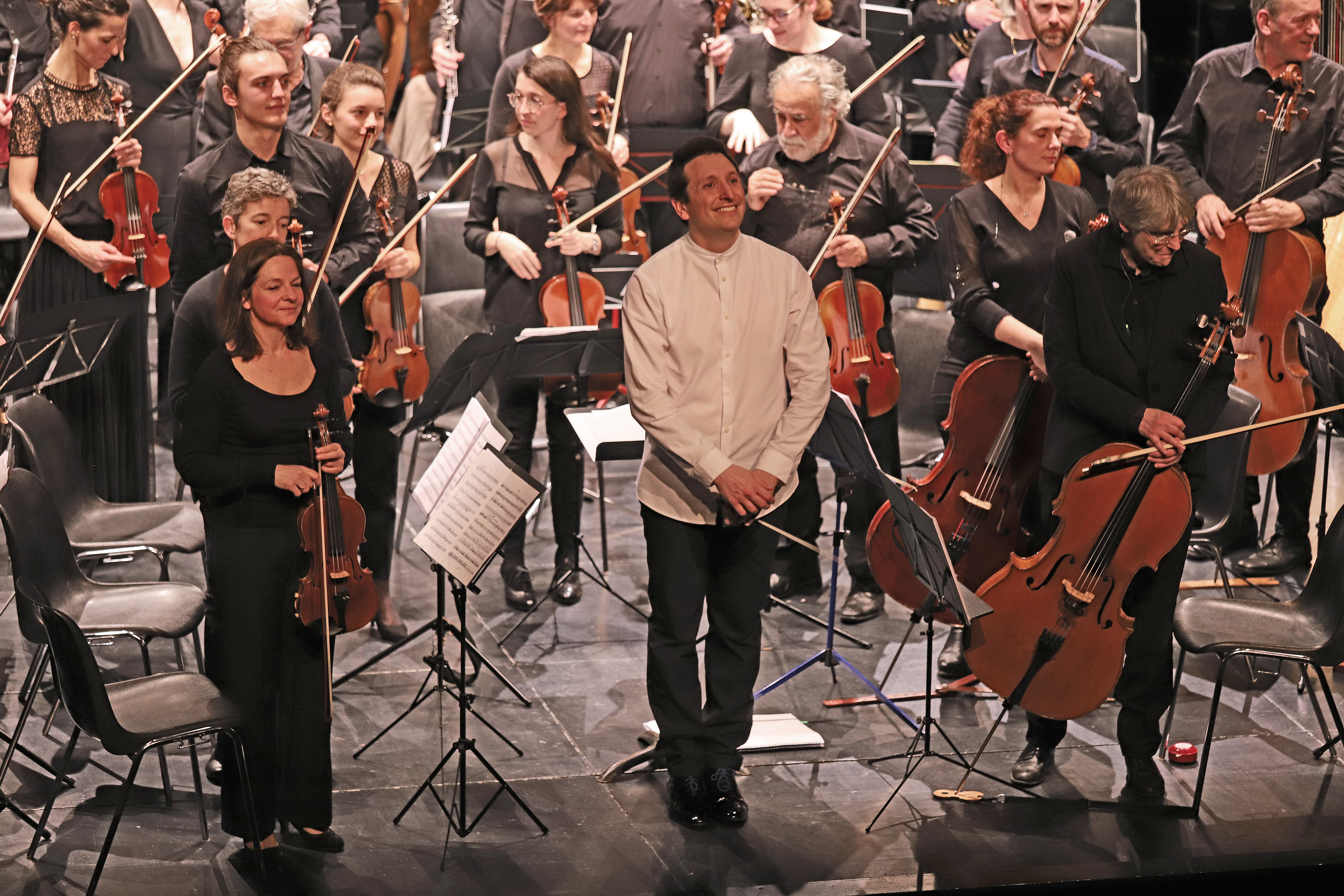 Jonathan Raspiengeas au milieu de son orchestre.