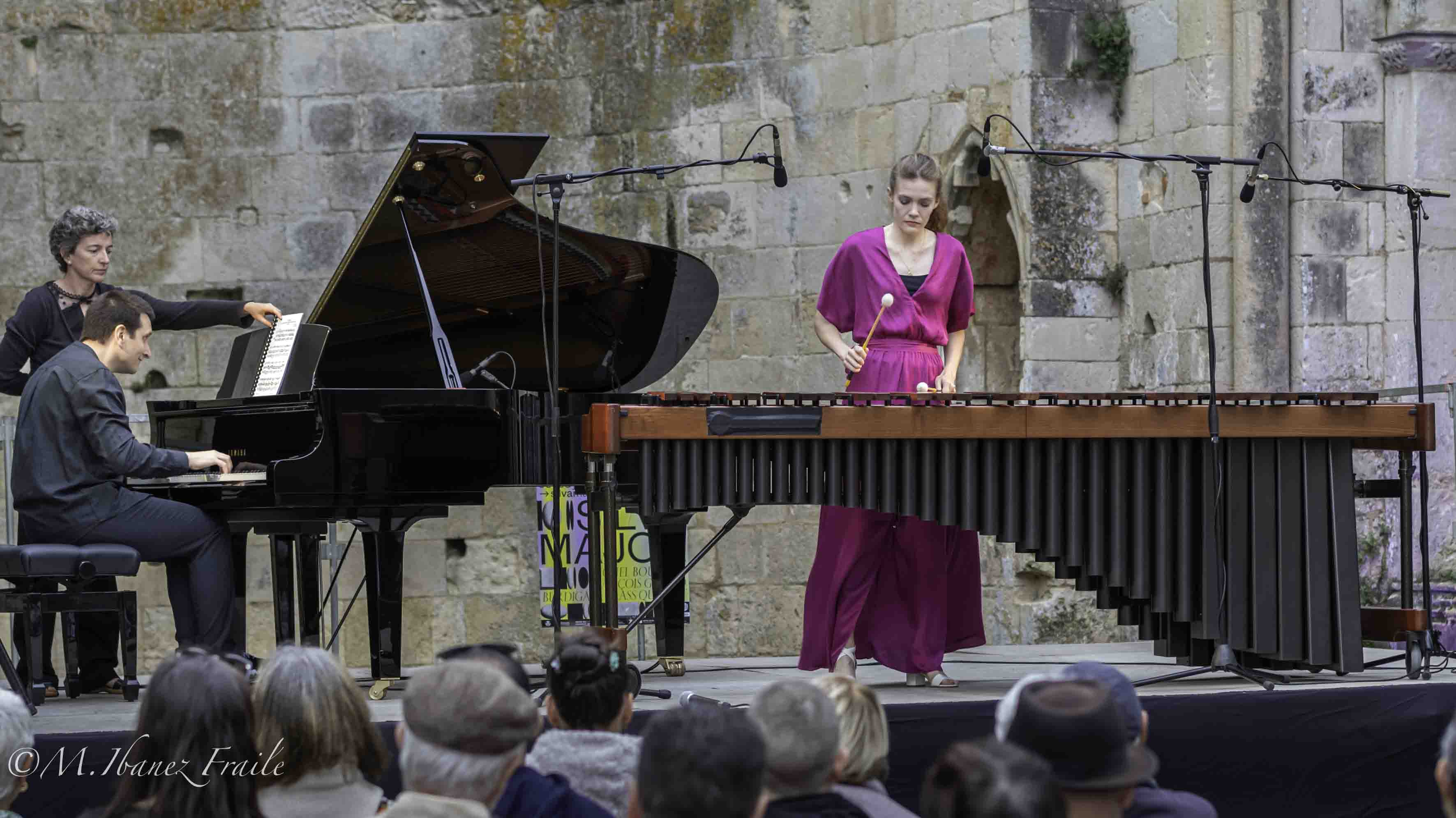 Jonathan Raspiengeas au piano accompagné d'Adélaïde Ferrière, percussionniste et marimbiste française